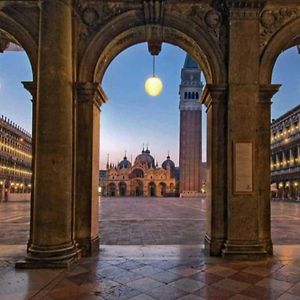Venice Gold Room